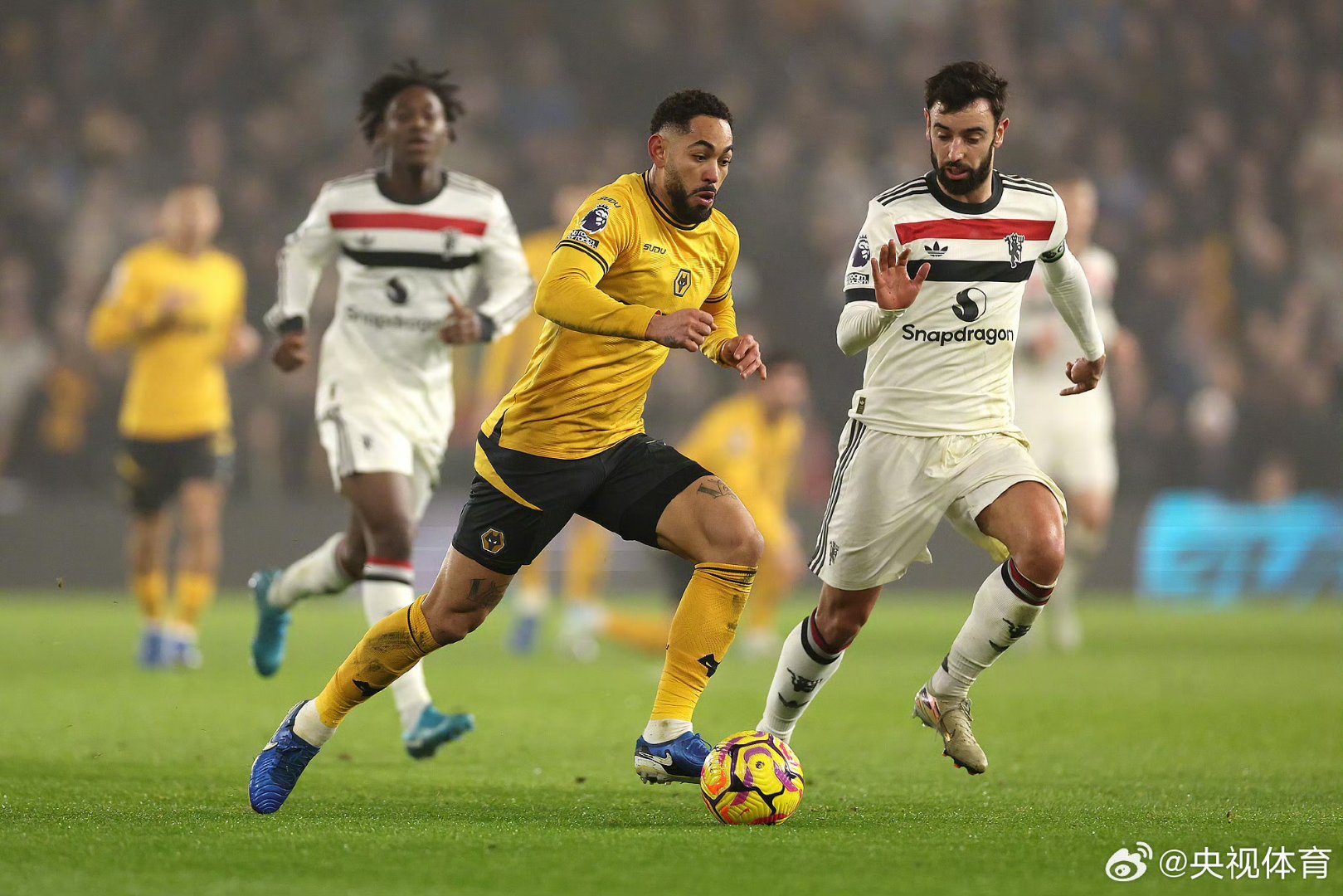 爱游戏-关于曼联训练开放日；冲刺阶段远射贴柱引欢呼；德国杯在即；更衣室氛围转暖的信息